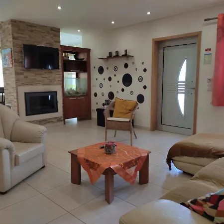 In - 4 Bedroom House With Private Pool *